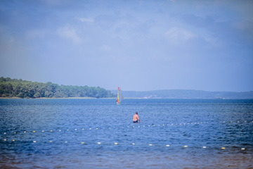 kit surf ou planche à voile sur le lac de sainte Eulalie proche de Mimizan