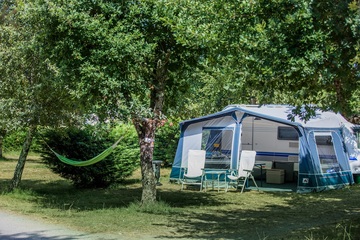 Camping-car,  caravane et toile de tente