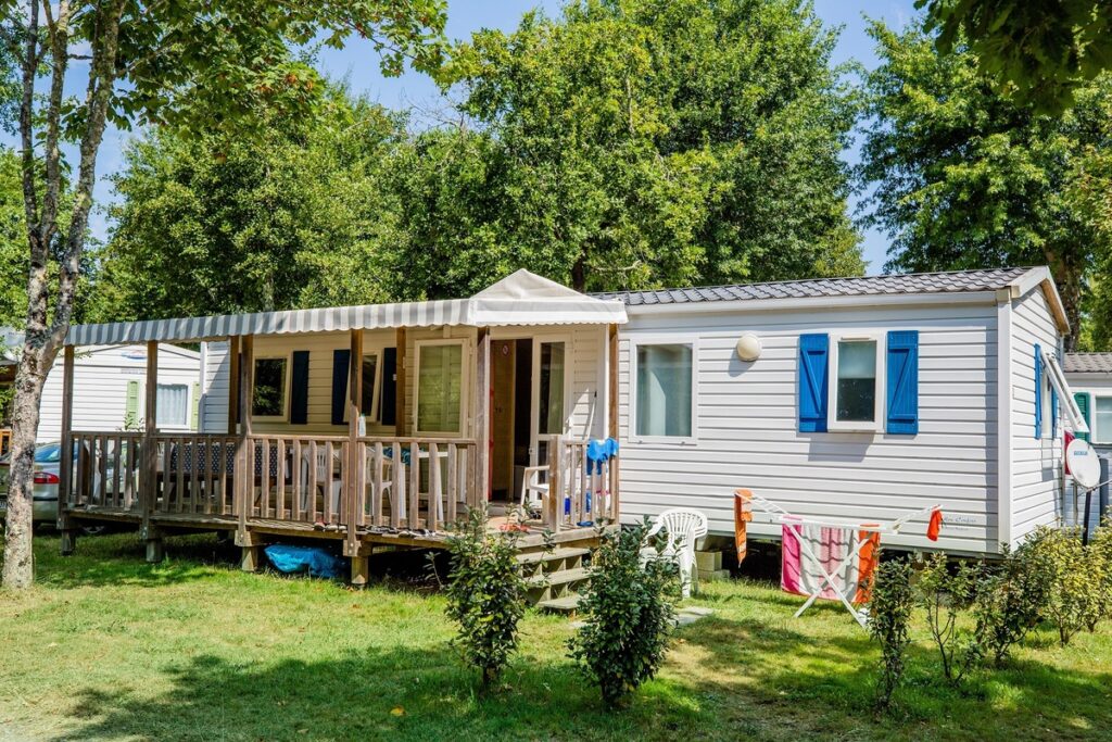 mobil home ombre dans camping près de Mimizan